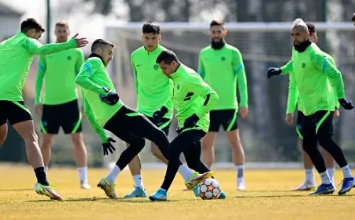Alexis Sánchez y Arturo Vidal ya entrenan junto con sus compañeros pensando en el vital duelo ante Liverpool. (Foto: Getty)