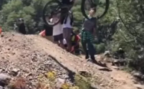 Gato Silva se luce arriba de una bicicleta.
