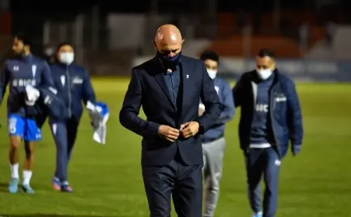 Cristián Paulucci vive un complejo momento en la UC tras las dos derrotas al hilo en las últimas fechas. Foto: Agencia Uno