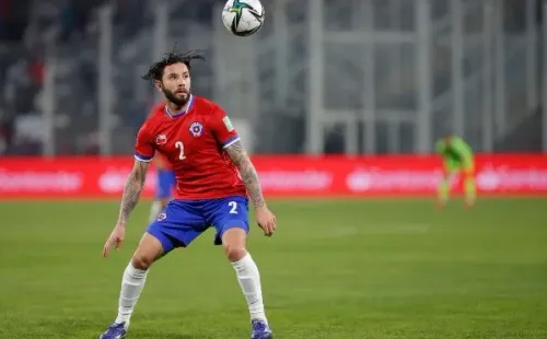 Eugenio Mena suma fuerza para poder estar en la última fecha doble de Eliminatorias Qatar 2022.