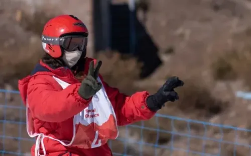 Teresita Lira practica snowboardy es atleta de Olimpiadas Especiales.