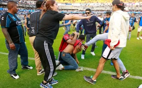 Hinchas de Atlas tuvieron que protegerse de las agresiones de parte de gente del Querétaro. (Foto: Jam Media)