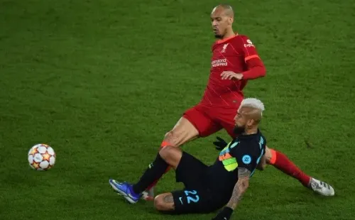 Vidal yendo al piso para recuperar una pelota (Getty)