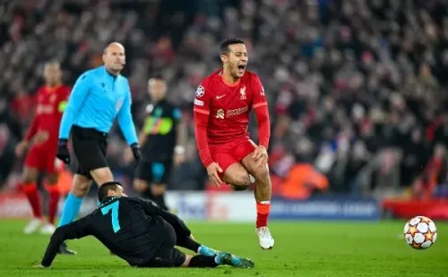 Alexis se fue expulsado tras una dura entrada sobre Fabinho, pero otra ruda infracción sobre Thiago fue para muchos la primera instancia donde se podría haber ido expulsado. (Foto: Getty)