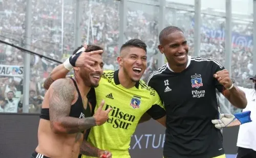 Cortés celebra el triunfo de Colo Colo ante la U (Agencia Uno)
