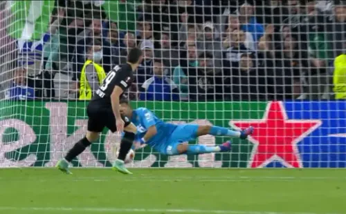 Rafael Santos Borré no pudo ante Claudio Bravo. (Foto: Captura Espn)