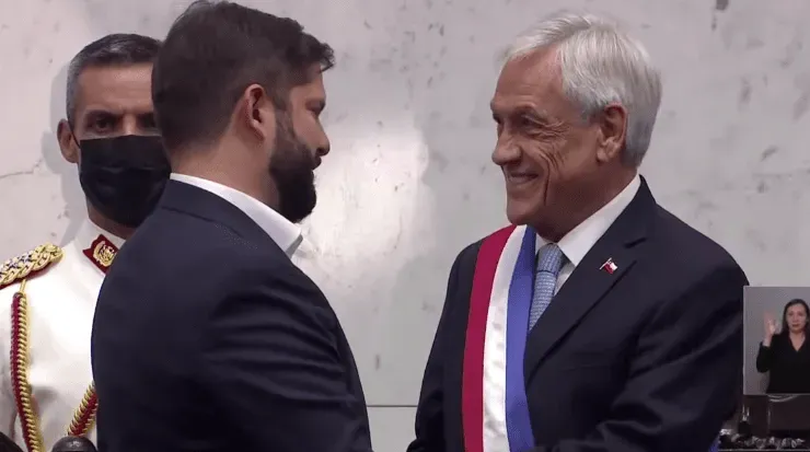 El saludo protocolar entre Gabriel Boric y Sebastián Piñera (Youtube).