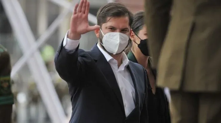 El líder magallánico llegando al Congreso Nacional. Boric está a pocos minutos de asumir la presidencia. (AGENCIA UNO).