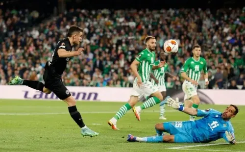 Bravo tuvo grandes atajadas en la Europa League (Getty)