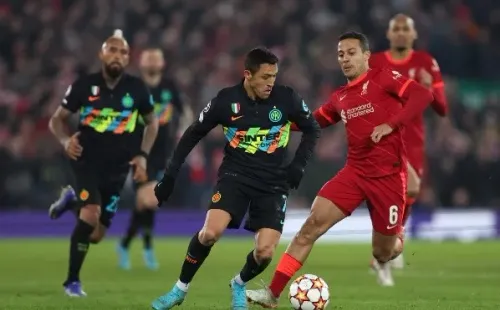 Alexis Sánchez se ganó la tarjeta roja luego de dos patadones ante Liverpool. Foto: Getty Images