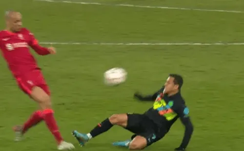 Alexis fue expulsado a los 63′ tras esta entrada a Fabinho.