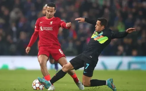 Alexis Sánchez vive un duro momento tras su expulsión en la Champions League frente al Liverpool. Foto: Getty Images