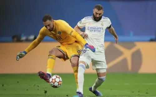 Gianluigi Donnarumma no pudo despejar una pelota que parecía fácil. (Foto: Getty Images)