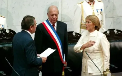 Ceremonia con tres presidentes (2006): exmandatario Eduardo Frei Ruiz-Tagle toma juramento a Michelle Bachelet, mientras Ricardo Lagos deja la presidencia