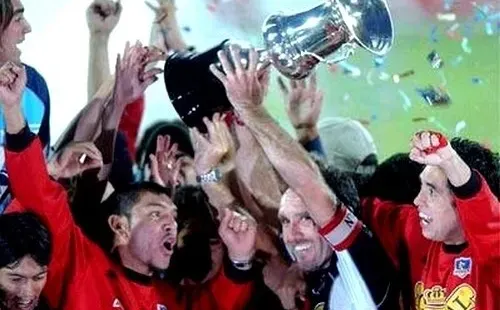 Espina levanta la copa del campeón el 2002 (Archivo)