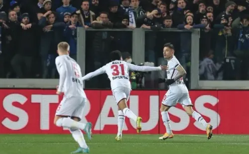 Charles Aránguiz celebra su gol al Atalanta por Europa League.