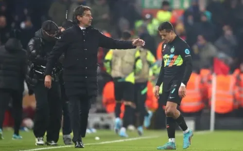 El momento que Alexis deja la cancha por una tarjeta roja.