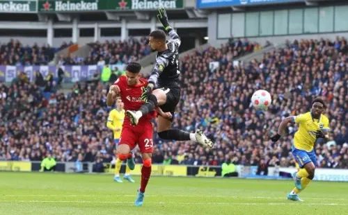 Así fue el gol de Luis Díaz ante Brighton. El colombiano puso el cuerpo y el arquero se lo llevó con todo, pero no evitó el tanto. Foto: Getty Images