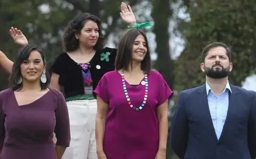 Izkia Siches y Marcela Ríos usaron colores feministas. Atrás, Javiera Toro, quien destacó por su “informalidad formal”, de acuerdo al periodista Juan Luis Salinas. (AGENCIA UNO)