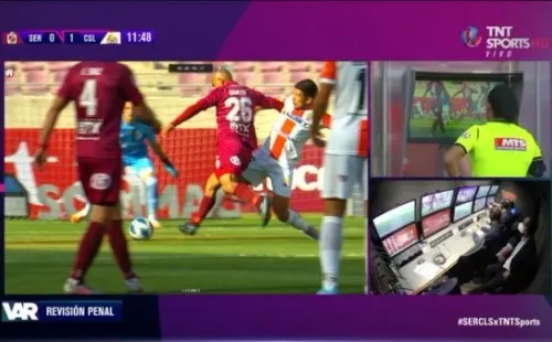 La revisión del VAR de la jugada de Humberto Suazo