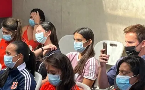 Los hinchas de la U se ilusionan con la vuelta de Daniela Zamora y Fernanda Pinilla confiesa que “es una más del camarín”. (Agencia Uno)