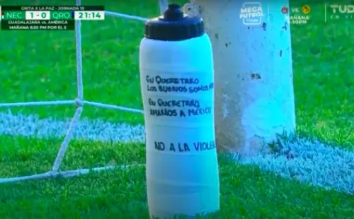 En medio del encuentro, las cámaras de TUDN captaron el mensaje en la botella del arqueroWashington Aguerre. Foto: TUDN