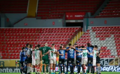 En el minuto 66′ de partido, los jugadores del Querétaro y Necaxa se abrazaron en la mitad de la cancha como gesto de unidad. Esto se repitió en el resto de los encuentros de la Liga MX. Foto: JamMedia