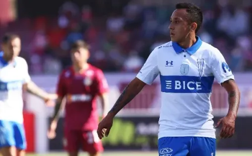 Fabián Orellana vive un duro momento en la UC. Ahora queda fuera del duelo ante Everton. Foto: Agencia Uno