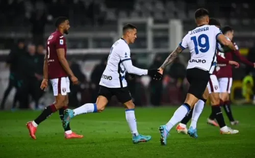 Alexis es saludado por Correa