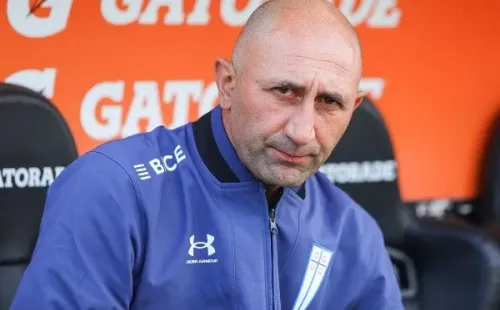 Paulucci vio tarjeta roja por reclamos post caída con Everton.