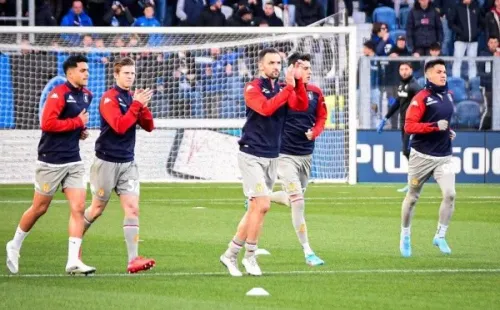 Galdames junto a sus compañeros del Genoa (Foto: Genoa)