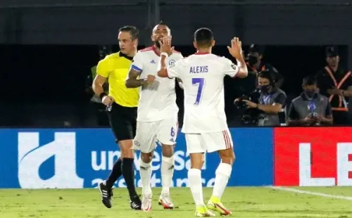 Arturo Vidal y Alexis Sánchez aprovechan el desprecio de Simone Inzaghi para enfocarse en Chile y las eliminatorias. Foto: Getty Images