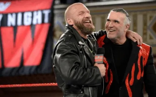 Scott Hall con Triple H en el aniversario de los 25 años de Monday Night RAW, una de sus últimas apariciones públicas en WWE. | Foto: WWE