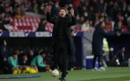 Hay que esconderle el teléfono a Diego Simeone al caer el sol, si no, despierta a sus jugadores…