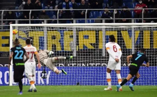 Alexis le metió un golazo a la Roma de José Mourinho y la joya fue elegida como el gol del mes en Inter. (Foto: Getty)