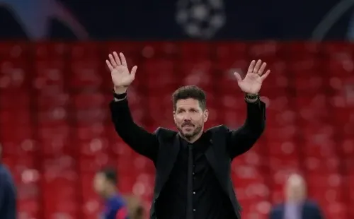 Simeone fue despedido de Old Trafford bajo una lluvia de objetos desde las tribunas.