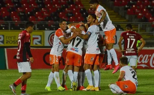 Cobreloa quería seguir por el camino triunfal en Primera B tras vencer a Rangers en la fecha pasada, pero su partido ante Deportes Santa Cruz fue suspendido por factores climáticos. (Foto: Agencia Uno)