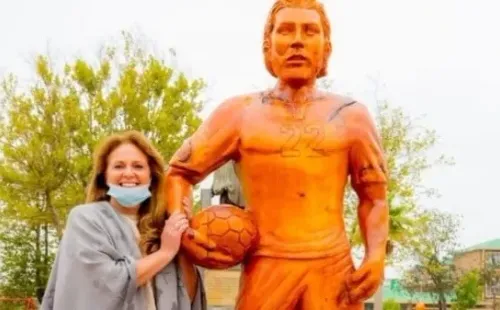 Andrea Díaz se emocionó con la estatua en honor a su hijo.