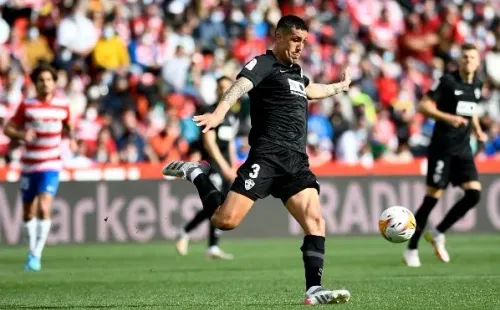 Enzo Roco vive un gran momento con el Elche. El defensor estará junto a Chile en la misión Qatar 2022 ante Brasil y Uruguay. Foto: Getty Images
