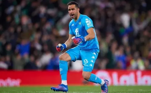 Claudio Bravo fue una de las figuras en la ida, pero pese a ello irá a la banca este jueves, según informan en España. Foto: Getty Images
