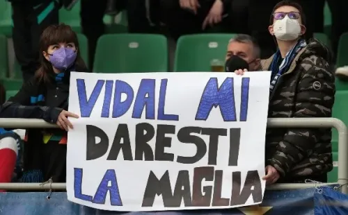 A pesar de que a algunos les gusta y a otros no, todavía hay muchos que le demuestran su amor al King y llegaron al estadio con carteles dedicados a él. “Vidal, me darías la camiseta”, escribieron un par de fanáticos lombardos en su pancarta. (Foto: Getty)