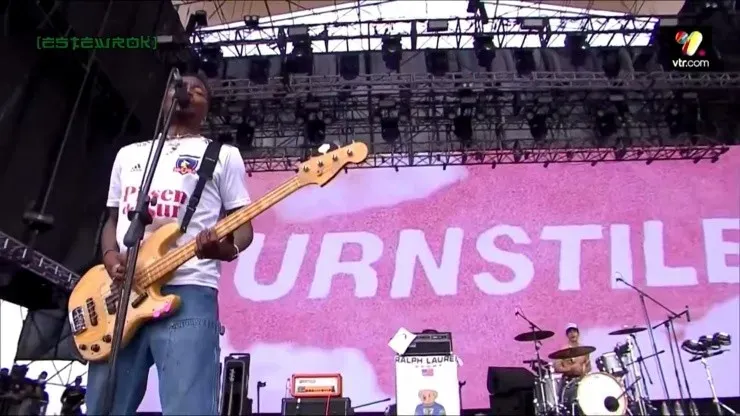 Frank Lyons, bajista de Turnstile, se lució con la camisetas de Colo Colo en Lollapalooza 2022