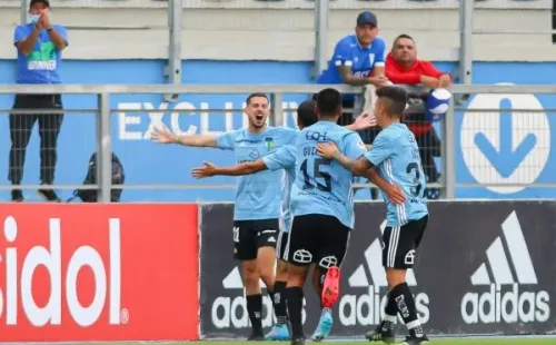 Facu Castro se abraza con sus compañeros tras dejar a O’Higgins en el quinto puesto de la tabla de posiciones. (Foto: Agencia Uno)