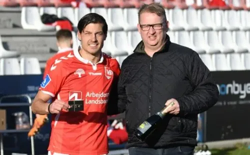 No sólo el golazo: Miiko Albornoz también fue premiado como el mejor jugador del partido en el triunfo delVejle BK contraOdense BK.