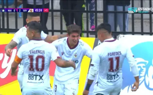 Luckas Carreño celebra su primer gol en Primera División. (Foto: Captura TNT Sports))