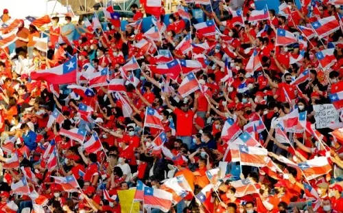 Los hinchas chilenos tendrán que meterse la mano al bolsillo para conseguir entradas para el choque ante Uruguay. Foto: Agencia Uno