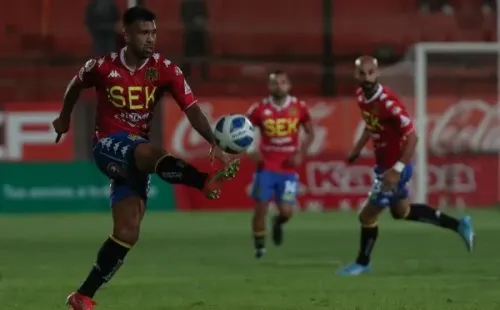 Los hispanos, pese a los reclamos, vencieron a Ñublense por 1-0 en Santa Laura.