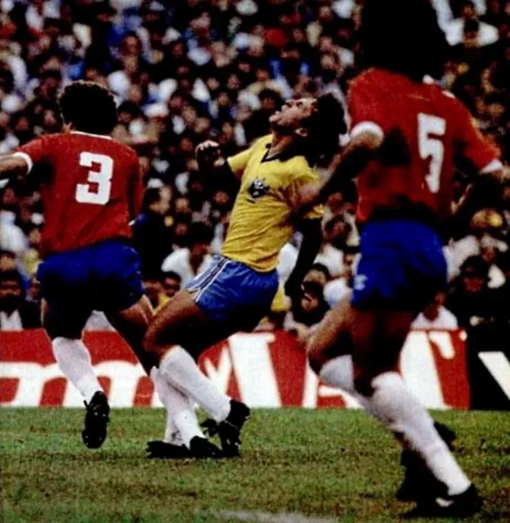 Manuel Pellegrini, con el dorsal número 3, deja atrás a Zico, que salió lesionado en el entretiempo