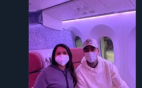 La fotografía en Twitter junto a Pulgar como compañero de vuelo.