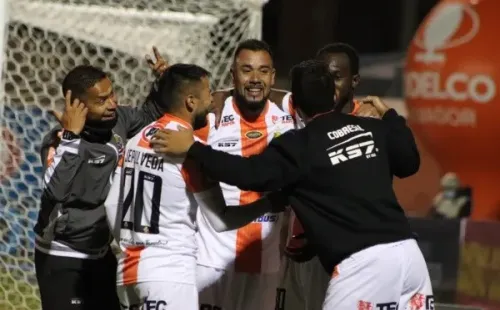 En Cobresal se abrazan para ser los punteros del torneo. (Foto: Agencia Uno)